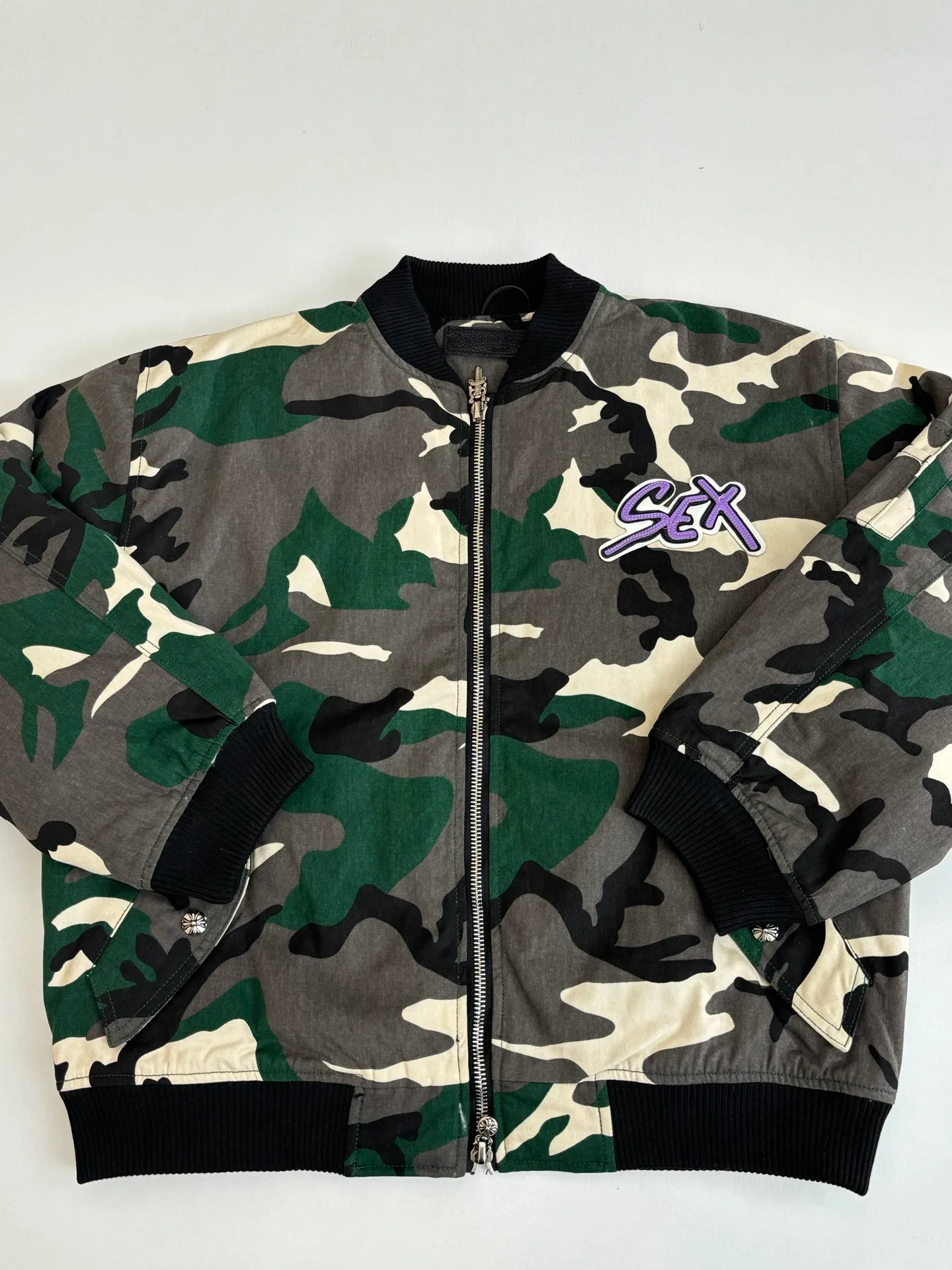 P1010 Chrome Heat*/CH Chrome Heat Camouflage Flight Jacket Cotton Jacket was purchased and developed by a Los Angeles agent for US$5,600. This model is made of custom-made military canvas fabric and is reproduced 1:1 according to the original model, with a piece of cloth printed camouflage pattern. The customization period for the chest sex pattern stamp is 20 days, the minimum order is 1800 pieces, and the color plate is matched. The hardware buckles are all made of electroplated 925 silver material, the weight is perfectly restored, and they are aged and oxidized to black. The back printing uses positioning screen glue printing, and the sleeve pockets are also positioned and opened by a template machine.  Size: M/L/XL/XXL